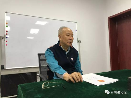 10月9日，北京，牟其中与记者见面。（摄影 赵毅波）