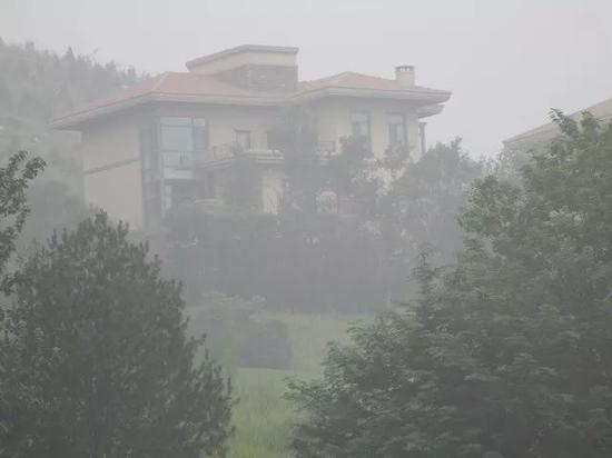 　　清晨，高尔夫球场里的独栋别墅 &nbsp;中房报记者 向军 ∕ 摄