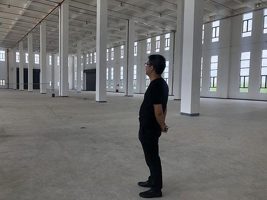 正在视察厂房的夏晓军。