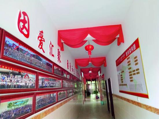  陈靖姑祖庙内莆系医医疗健康总会的宣传墙面。摄影：李秀芝