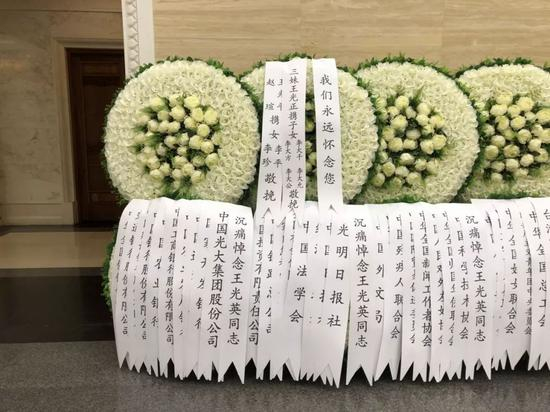 　　▲李晓鹏董事长、光大全体员工敬献花圈