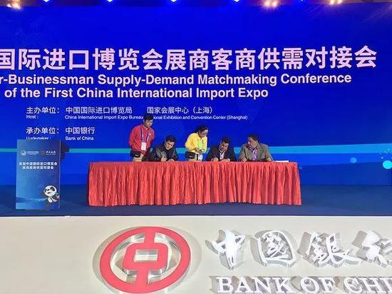 汪贤龙和巴西展商签下40万美元的初步协议。摄影：刘素楠