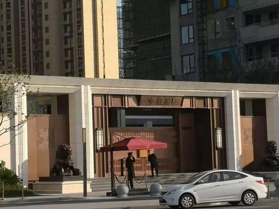 葛洲坝中国府售楼中心大门紧闭&nbsp;中房报记者 &nbsp; 樊永锋 &nbsp;∕ &nbsp;摄