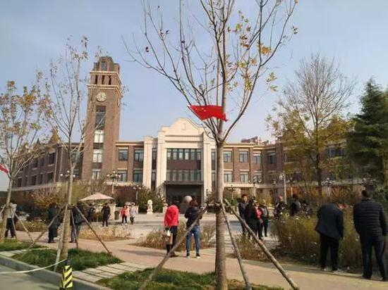 项目售楼处。开发商曾因违规售楼被记入信用档案&nbsp;中房报记者 向军 ∕ 摄&nbsp;