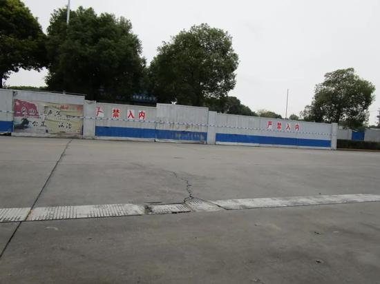 韦刚因拆迁开车撞人事发现场被封禁，围挡写着醒目的“严禁入内”