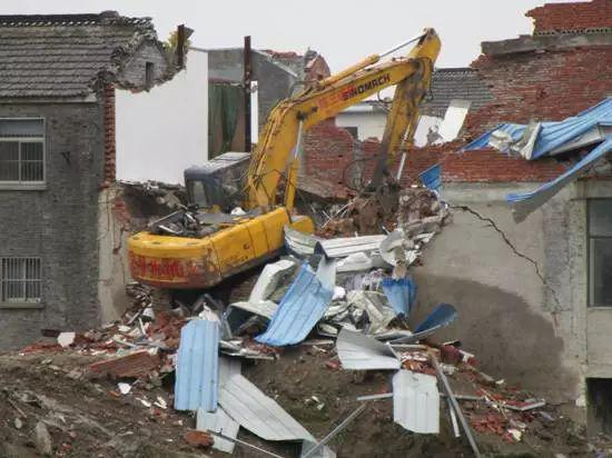 被拆的韦刚家。挖掘机停留在了10月15日拆迁最后状态