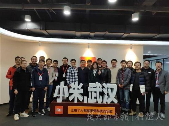 图为小米团队成员（右六魏天闻）