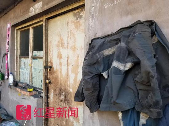 ▲遇难者张某生前所租住的房屋，墙壁上挂着他的旧工作服，已经破了好几个洞&nbsp;&nbsp;&nbsp;图据红星新闻