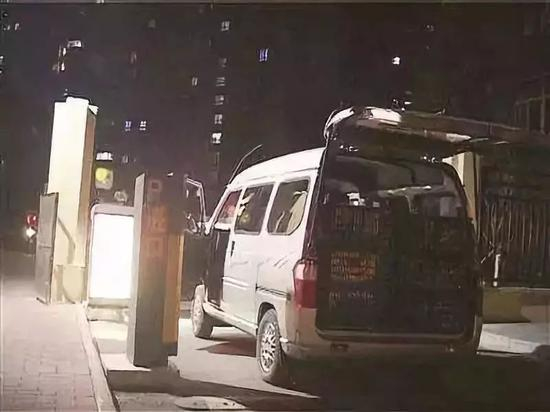 　　来自小刘朋友圈：凌晨进水果的小货车