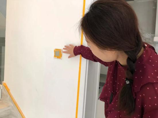 整改后的业主家原漏水的电开关。中房报记者 陈标志 / 摄