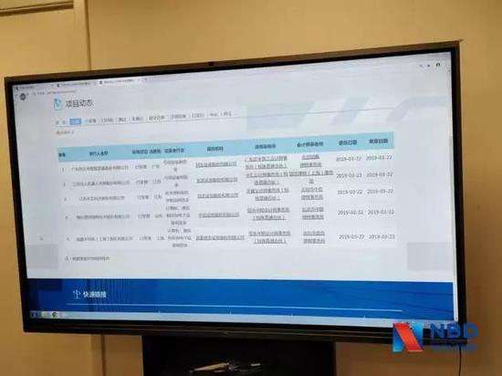 大厅中还有人在加班↓