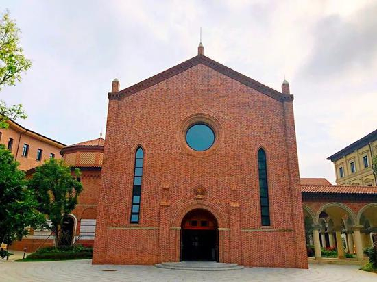 吃完了饭，到小广场散散步最惬意不过。坐在石阶上，看着湖边的黑天鹅和野鸭。