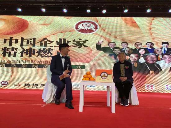 马老接受访谈，目光坚定