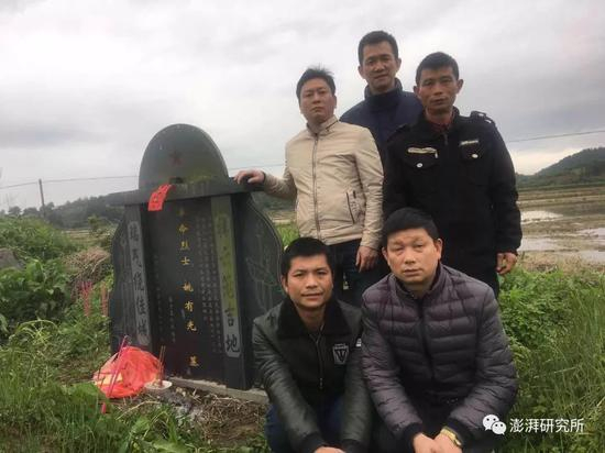 姚洋与侄子们在姚有光烈士墓前。