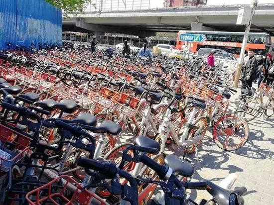 早高峰时段某路口堆积的摩拜单车