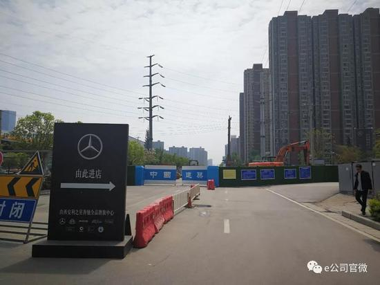 涉事4S店附近的施工现场及引导牌