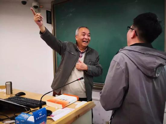 王国刚所长给学生讲课