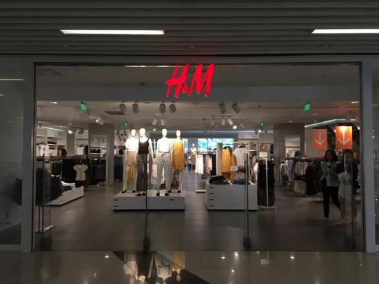↑深蓝君实地探访，富力广场内的HM售价低至五折，仍然少有顾客光顾。