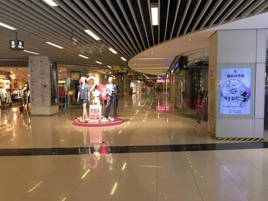 ↑深蓝君实地探访，虽然有很多知名品牌入驻，但少有顾客光临。