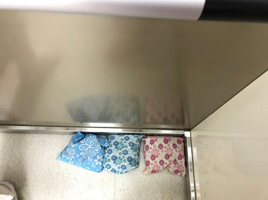冠寓亚运村店电梯内有甲醛味道，电梯里摆放着活性碳包&nbsp;摄影/胡嘉琦