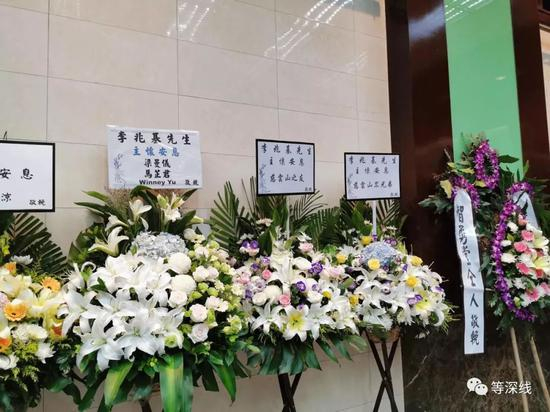 　钻石山殡仪馆灵堂内摆放的亲属和友人等送的祭奠花篮，其中有14k智勇堂送的祭奠花篮。 &nbsp; &nbsp;《等深线》记者 周远征 &nbsp;摄影