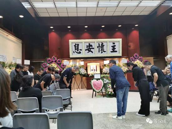7月8日晚，李兆基吊唁仪式上，宾主双方致礼（《等深线》所摄葬礼照片，均经李兆基家人同意） &nbsp;《等深线》记者 周远征 &nbsp;摄影&nbsp;