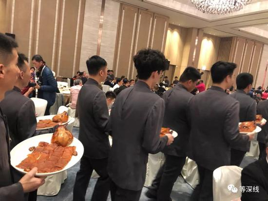 “赌船之父”叶寿75岁寿宴上，服务员列队上菜烤乳猪。 《等深线》记者 周远征 摄影