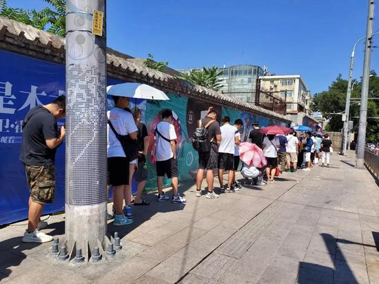 ▲8月31日，AJ1黑曜石发售前，北京亚新体育门外排队的人已经占据了几条街区。新京报记者 李云蝶 摄