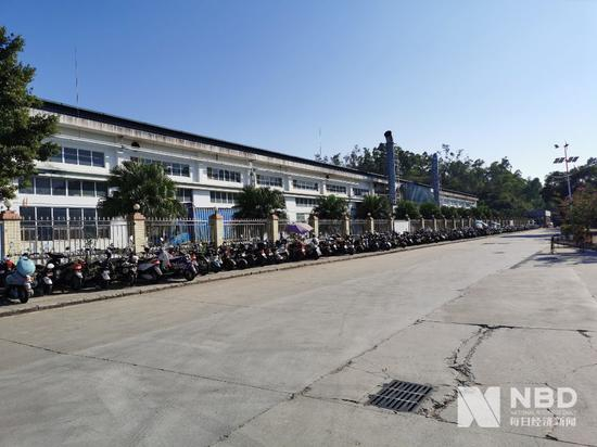 门口停着一长排电动自行车，知情人称大部分属于高峰厂的员工 图片来源：每经记者 欧阳凯 摄