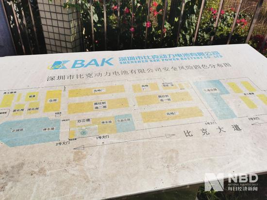 　　深圳比克电池门口的安全风险四色分布图，从中可见有三处属于高峰厂 图片来源：每经记者 欧阳凯 摄