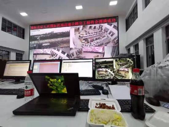 三餐都是在高速公路监控大厅解决