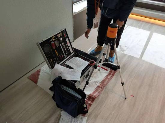 验房师们“给房屋挑刺儿”的装备