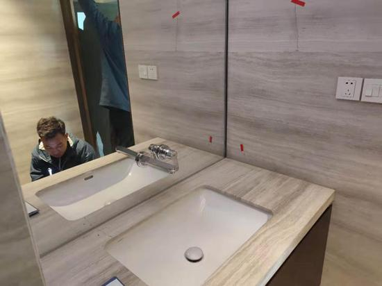 卫生间多处已被贴上红胶带