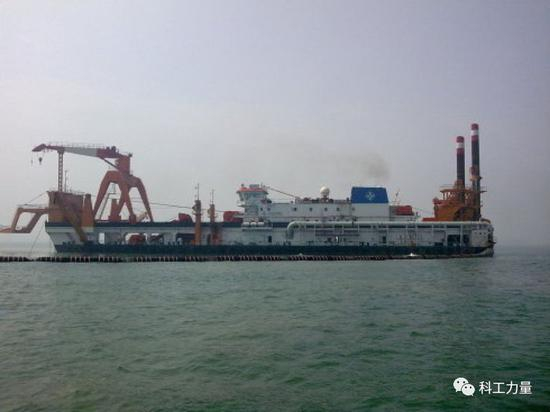 　　“天麒号”是亚洲最大的非自航绞吸式挖泥船。2008年4月在青岛开工建造，2009年8月9日10点30分正式投产使用。