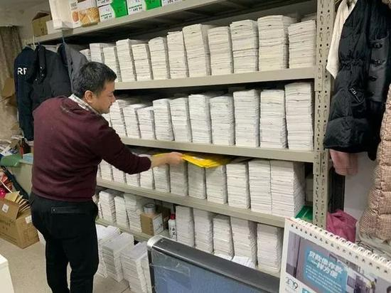  在工作中的浙大邵逸夫医院票据管理员赵越