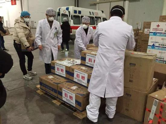  武汉红十字会仓库现场（蔡小川 摄）