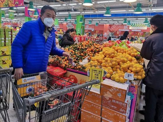 戴口罩购物的武汉市民&nbsp; 图片来源：每经记者 张明双 摄