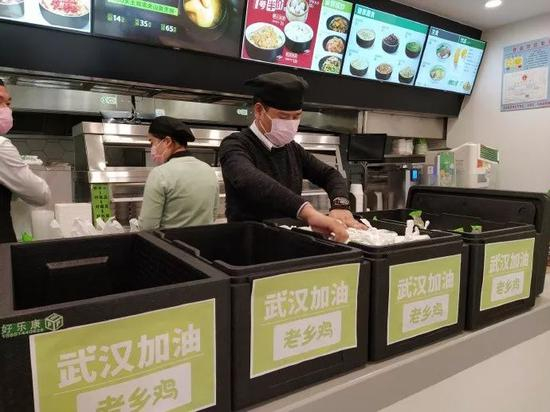 老乡鸡店员为医护人员准备爱心餐饭