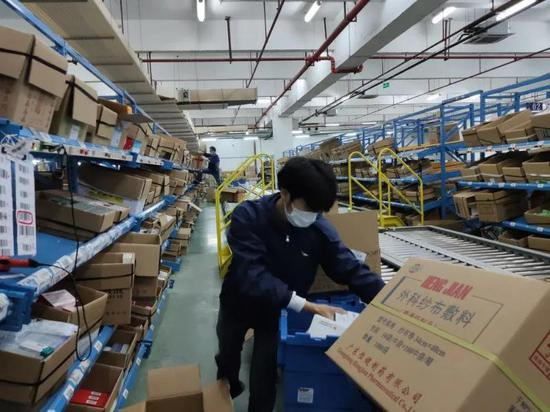 在广发银行汕头分行帮助下，某药业公司复产，产品紧急运送到各地抗疫一线