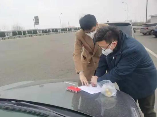 渤海银行青岛分行客户经理为客户送单据上门并在高速口现场盖章