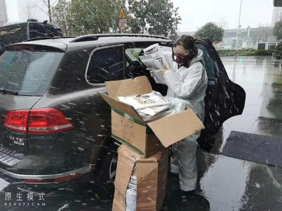 任爱华在搬运物资 来源 / 受访者提供