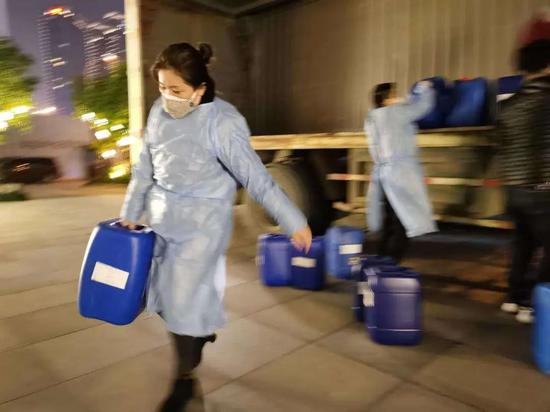 任爱华在搬运84消毒水&nbsp;来源/ 受访者提供