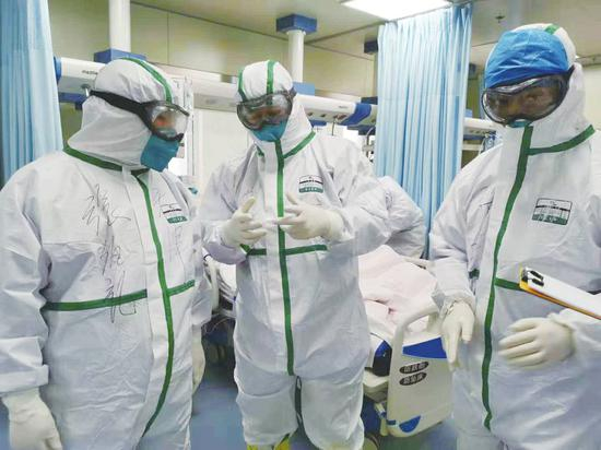 张伯礼院士（左一）