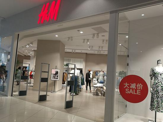 朝阳大悦城H&M店已经开始对春夏产品进行打折。摄影/《财经》记者马霖