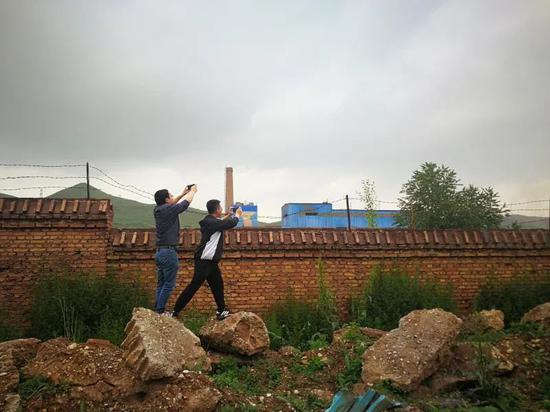 中央第六生态环境保护督察组在青海省西宁市甘河工业园现场检查企业废气排放情况