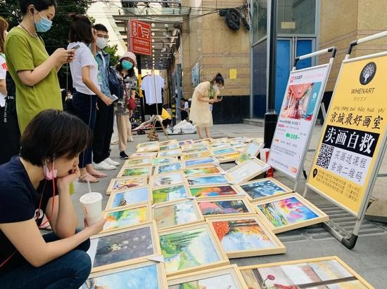 　路人正在围观画作 燃财经 / 摄