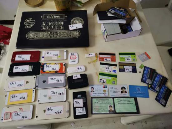  缴获涉案手机、证件、银行卡等 来源：“扫黄打非”微信号
