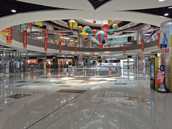  （1号交易市场一层，商铺大多打出1-3折折扣）