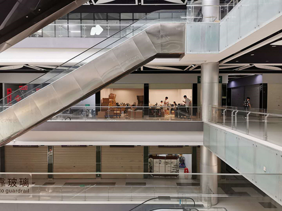 （1号交易市场3-6层，过半商铺处于关门空置状态，只有少数几家电商在打理货品）