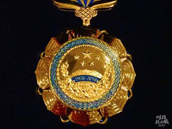  △作为“国际知名企业参与我国改革开放的先行者”，松下幸之助被评为10位“中国改革友谊奖章”获得者之一。